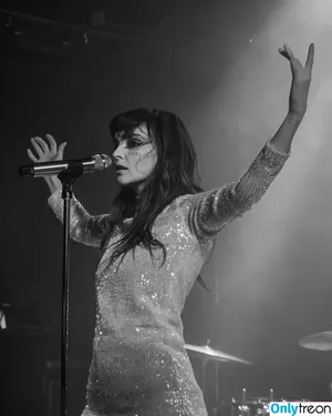 Lauren Mayberry / laurenevemayberry nude photo #0608