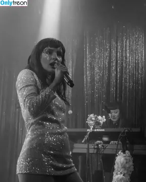 Lauren Mayberry / laurenevemayberry nude photo #0613