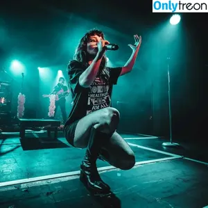 Lauren Mayberry / laurenevemayberry nude photo #0616