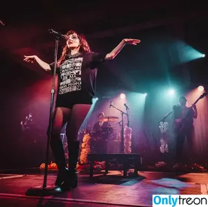 Lauren Mayberry / laurenevemayberry nude photo #0623