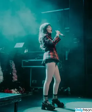 Lauren Mayberry / laurenevemayberry nude photo #0625