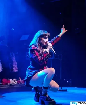 Lauren Mayberry / laurenevemayberry nude photo #0628
