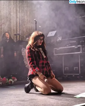 Lauren Mayberry / laurenevemayberry nude photo #0631