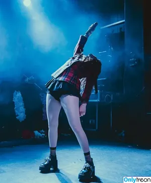 Lauren Mayberry / laurenevemayberry nude photo #0633