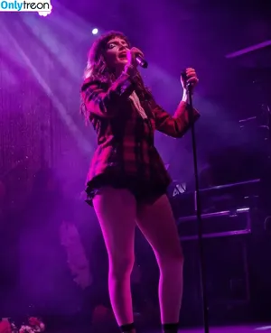 Lauren Mayberry / laurenevemayberry nude photo #0637