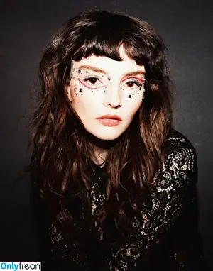 Lauren Mayberry / laurenevemayberry nude photo #0640