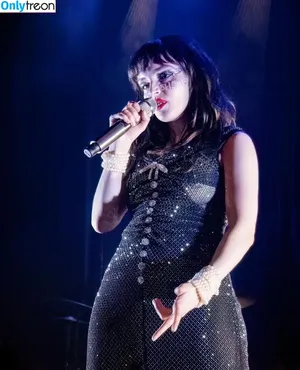 Lauren Mayberry / laurenevemayberry nude photo #0651