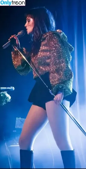 Lauren Mayberry / laurenevemayberry nude photo #0660