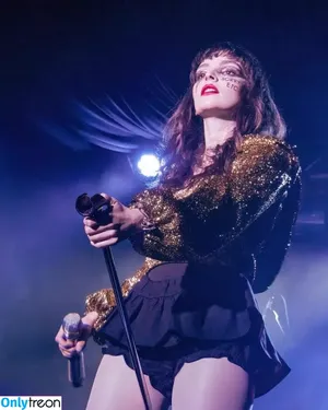 Lauren Mayberry / laurenevemayberry nude photo #0663
