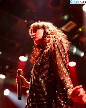 Lauren Mayberry / laurenevemayberry nude photo #0672