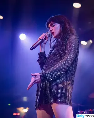 Lauren Mayberry / laurenevemayberry nude photo #0673