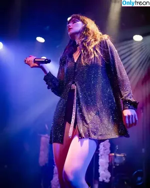 Lauren Mayberry / laurenevemayberry nude photo #0674
