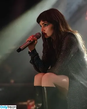 Lauren Mayberry / laurenevemayberry nude photo #0677