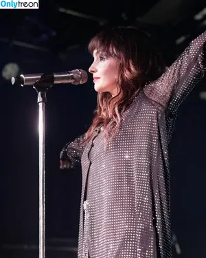 Lauren Mayberry / laurenevemayberry nude photo #0678