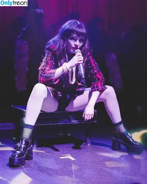 Lauren Mayberry / laurenevemayberry nude photo #0684