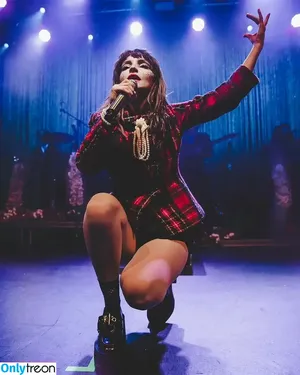 Lauren Mayberry / laurenevemayberry nude photo #0687