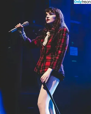 Lauren Mayberry / laurenevemayberry nude photo #0688