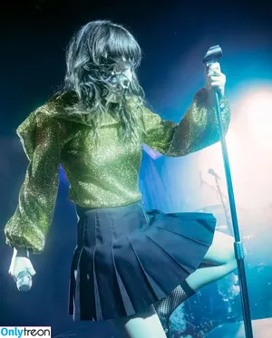 Lauren Mayberry / laurenevemayberry nude photo #0690