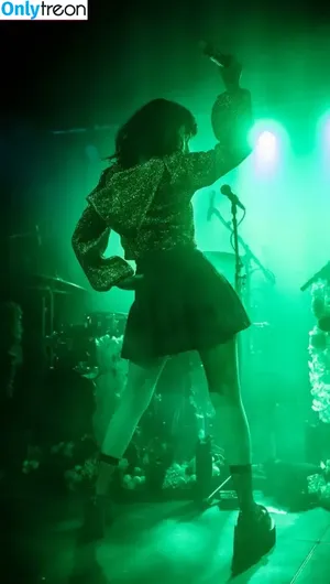 Lauren Mayberry / laurenevemayberry nude photo #0693