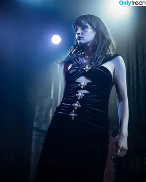 Lauren Mayberry / laurenevemayberry nude photo #0696