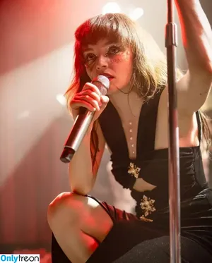 Lauren Mayberry / laurenevemayberry nude photo #0698