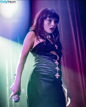 Lauren Mayberry / laurenevemayberry nude photo #0699