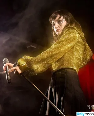 Lauren Mayberry / laurenevemayberry nude photo #0700