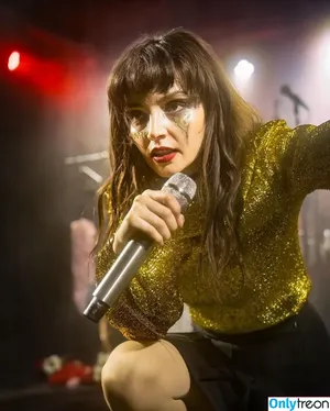 Lauren Mayberry / laurenevemayberry nude photo #0701