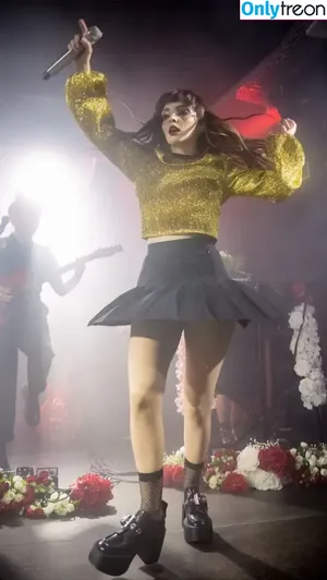 Lauren Mayberry / laurenevemayberry nude photo #0702