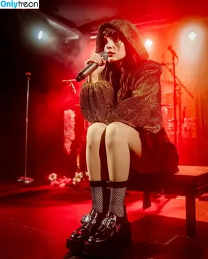 Lauren Mayberry / laurenevemayberry nude photo #0704