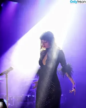 Lauren Mayberry / laurenevemayberry nude photo #0705