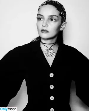 Lauren Mayberry / laurenevemayberry nude photo #0707