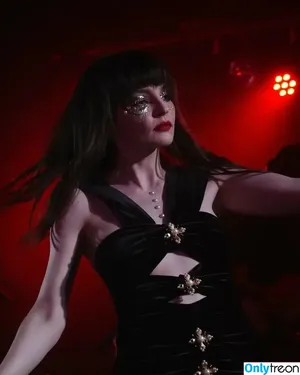 Lauren Mayberry / laurenevemayberry nude photo #0709