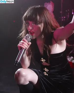 Lauren Mayberry / laurenevemayberry nude photo #0710