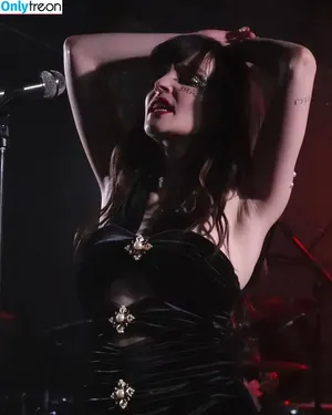 Lauren Mayberry / laurenevemayberry nude photo #0712