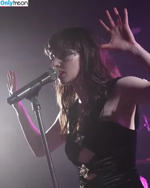 Lauren Mayberry / laurenevemayberry nude photo #0714