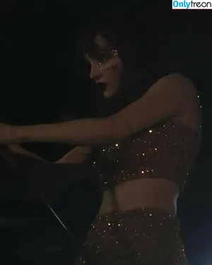 Lauren Mayberry / laurenevemayberry nude photo #0718