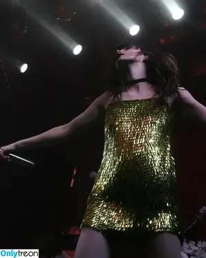 Lauren Mayberry / laurenevemayberry nude photo #0730