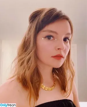 Lauren Mayberry / laurenevemayberry nude photo #0731