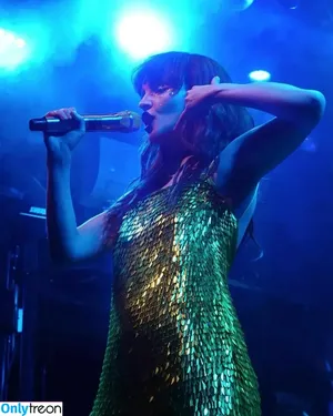 Lauren Mayberry / laurenevemayberry nude photo #0734