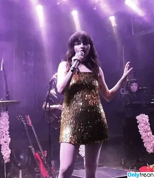 Lauren Mayberry / laurenevemayberry nude photo #0738