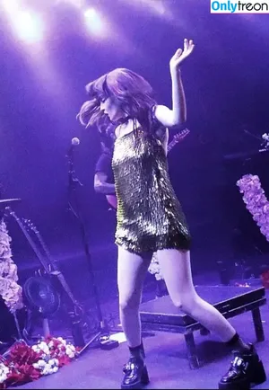 Lauren Mayberry / laurenevemayberry nude photo #0741