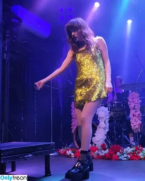 Lauren Mayberry / laurenevemayberry nude photo #0747