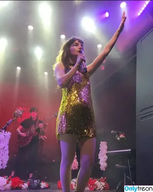 Lauren Mayberry / laurenevemayberry nude photo #0753