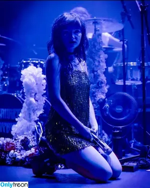 Lauren Mayberry / laurenevemayberry nude photo #0754
