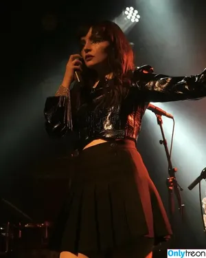 Lauren Mayberry / laurenevemayberry nude photo #0766