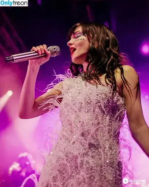 Lauren Mayberry / laurenevemayberry nude photo #0768