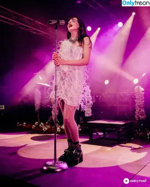 Lauren Mayberry / laurenevemayberry nude photo #0775