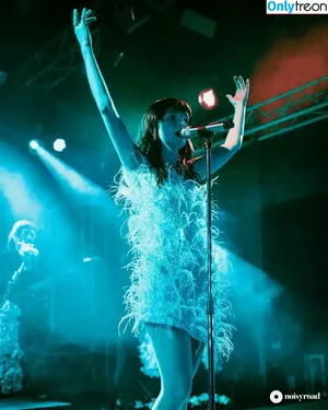 Lauren Mayberry / laurenevemayberry nude photo #0776