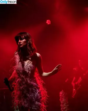 Lauren Mayberry / laurenevemayberry nude photo #0783